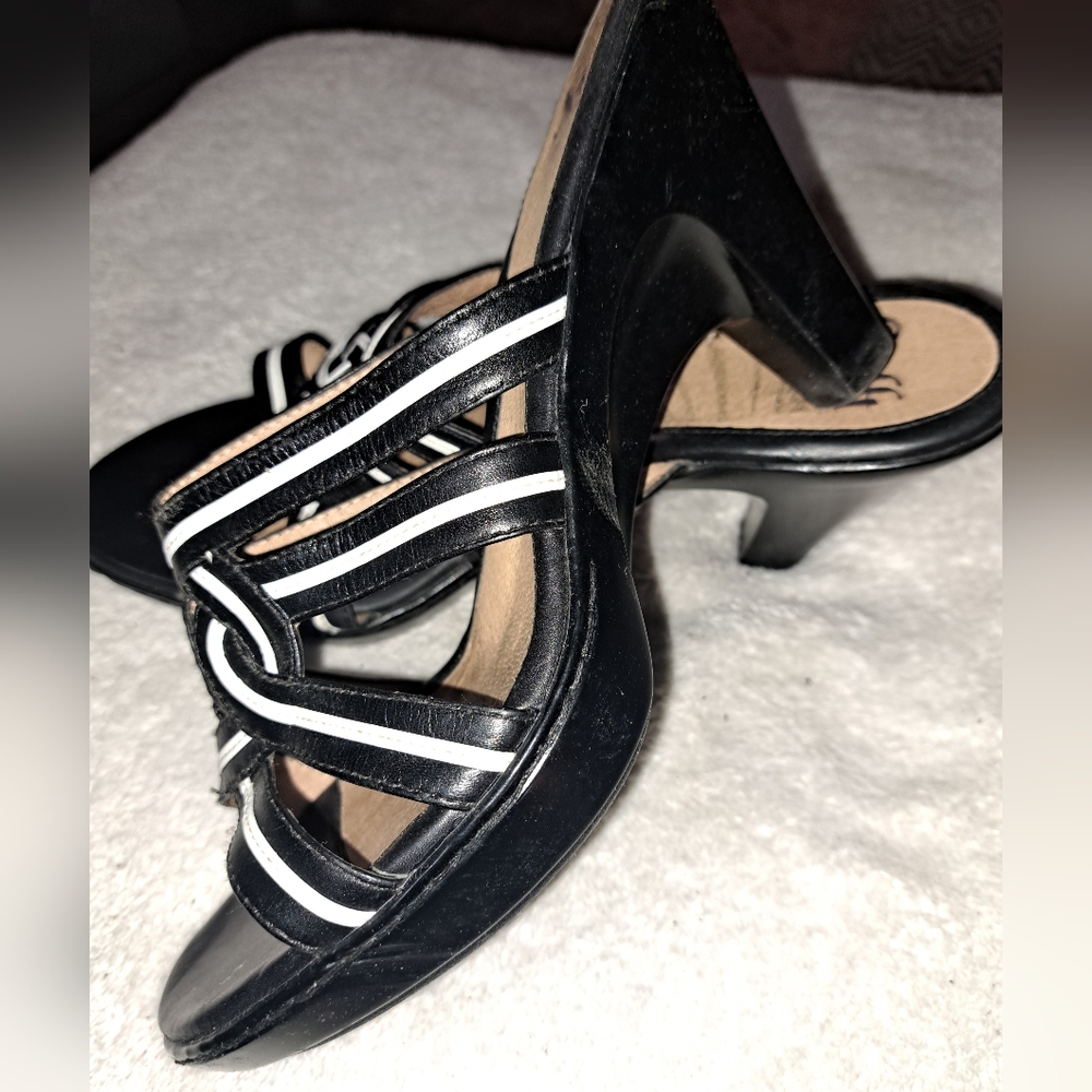 Womens Sofft Black Leather Strappy Slides sz 10